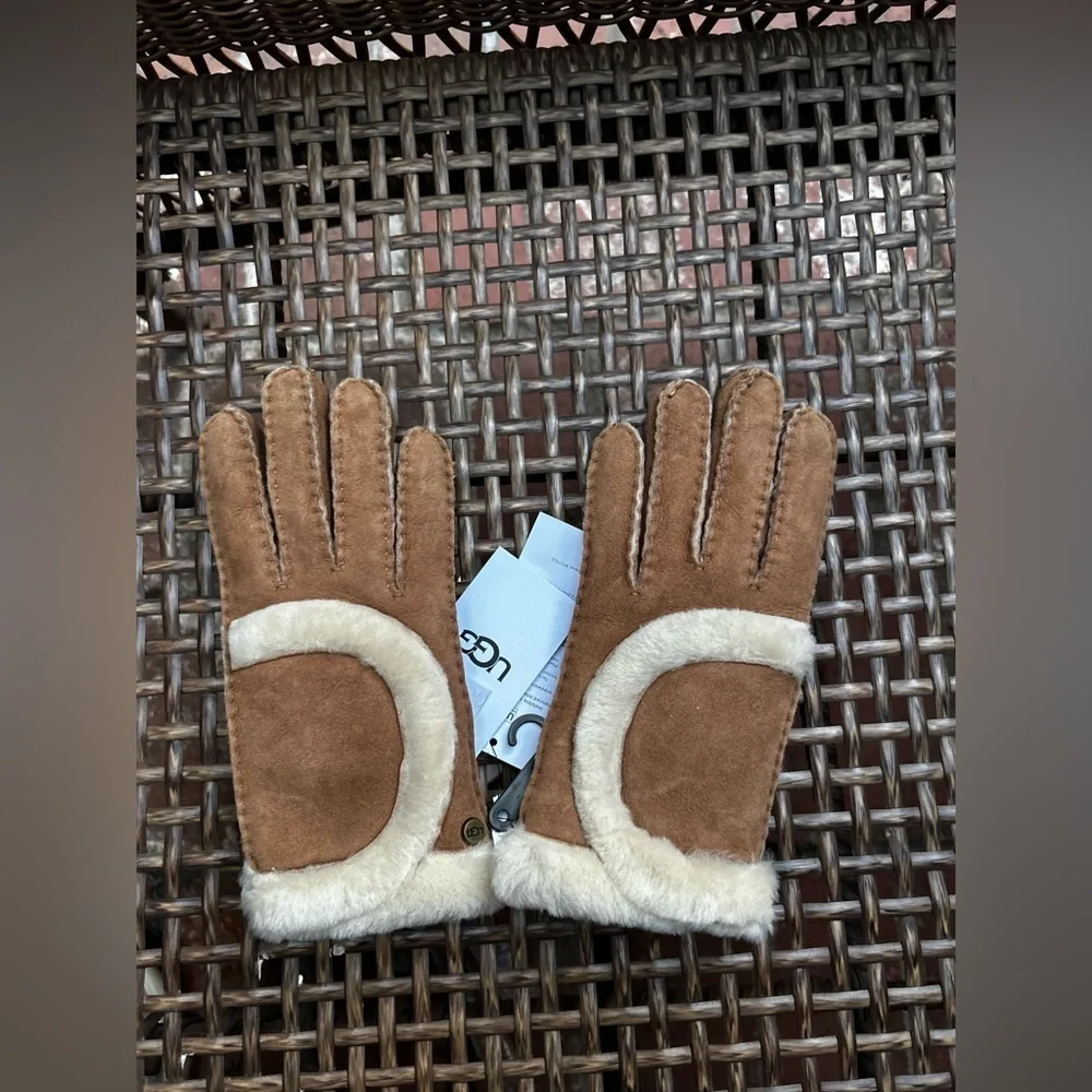 UGG Seamed Sheepskin Tech Gloves in Chestnut New with Tags!